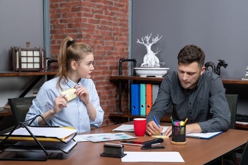 Forex Brokers vs. Traditional Financial Advisors: Who Wins in Wealth Strategy?
